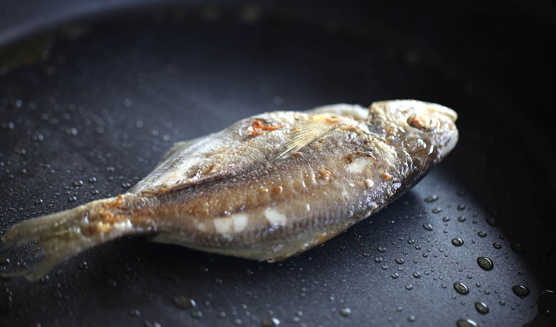 煎鱼时“最怕”先开火后倒油,60岁大厨教你1招,肉质鲜嫩不破皮