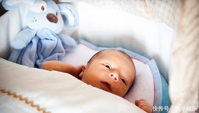 对于孩子来说,到底是纸尿裤好还是拉拉裤好呢