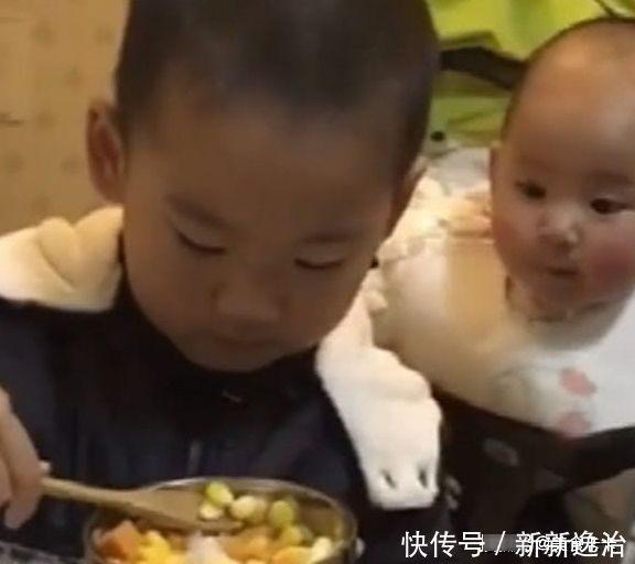饭碗|7个月的宝宝看到哥哥吃饭,馋得快要流口水,小“表情帝”诞生了
