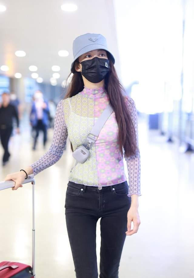 穿搭|吉娜身材绝了,生完娃后身材没变样,吊带配透视修身衣精致又时髦