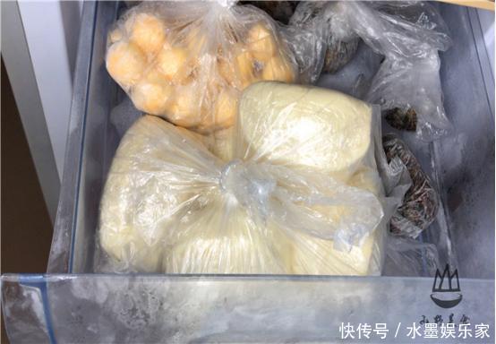 吃不完的馒头,直接放冰箱就错了,学会一招,一个月不干瘪不发霉