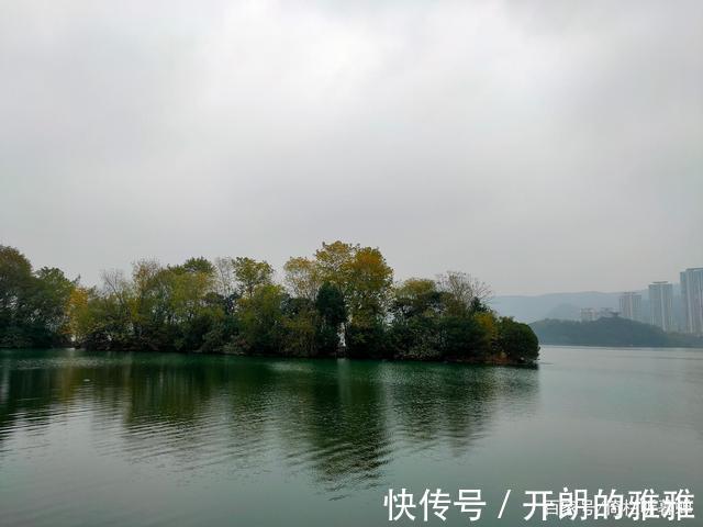 梅溪湖@《五绝·冬日游梅溪湖》逍遥碧水边,湖清树自闲