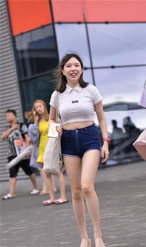 小姐姐清凉装扮秀出时尚，这是属于微胖女孩的自信穿搭
