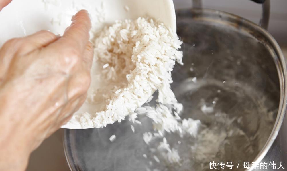 煮米饭时,别只加清水下锅,水里多加2味,米饭香甜全家爱吃