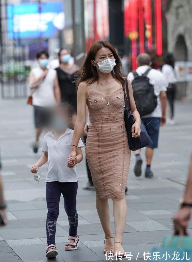 时尚感 随性自然的连衣裙穿搭富有时尚感,简单搭配就足够美,舒适时尚