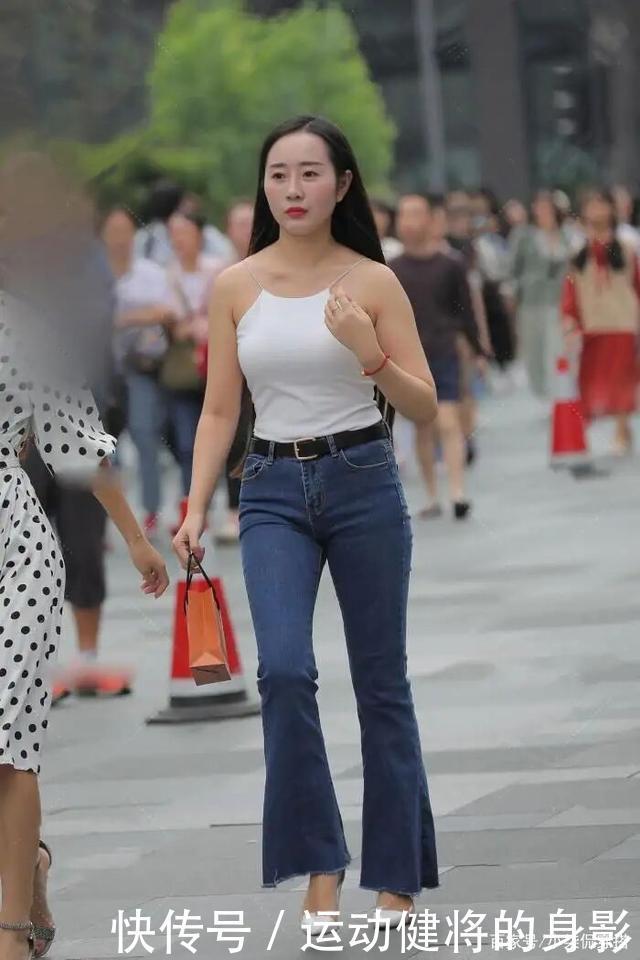 秋季|秋季的“扛把子”回来了,喇叭裤重回视野,街头女孩沸腾了!