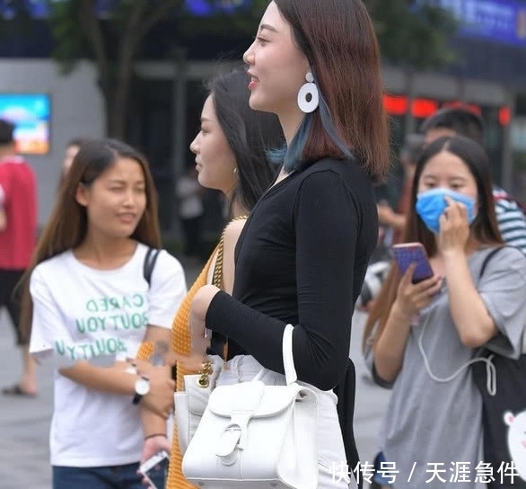 街拍：两闺蜜一起出街，一个是女神一个像大妈