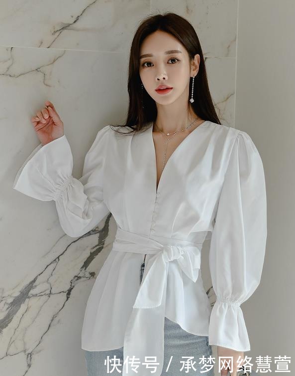 鉴赏|美女鉴赏:英吉利白砂银崖风铃纯色上衣