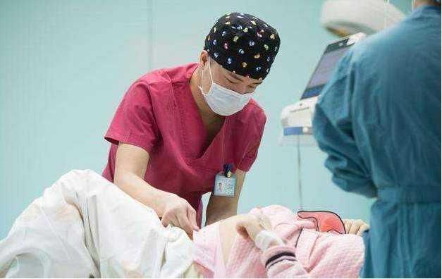 分娩|有种冷叫“产房冷”,孕妈刚进产房就冻得直哆嗦,医生:是为你好