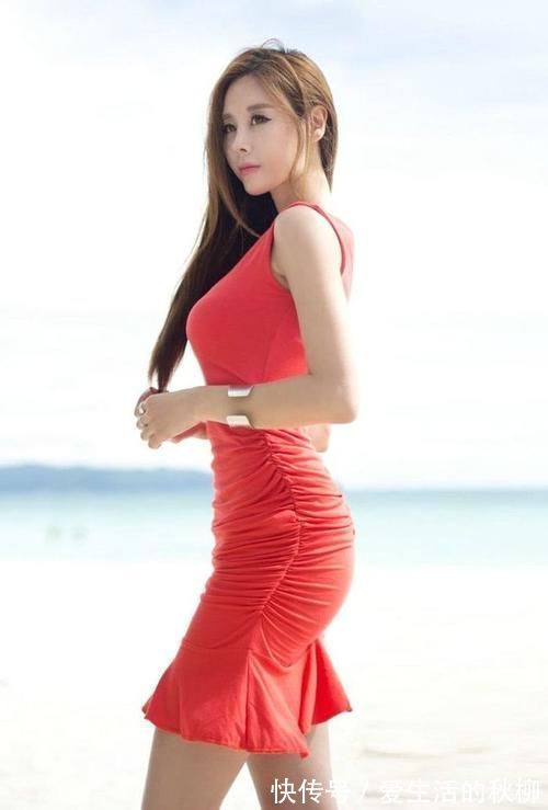 人大方 红色的连衣裙,荷叶边的裙摆柔美减龄,无袖的设计清凉无比