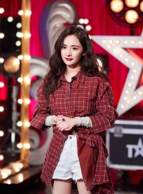 复古红 除了“高级灰”,“复古红”也有高级感,搭配各种单品很时尚