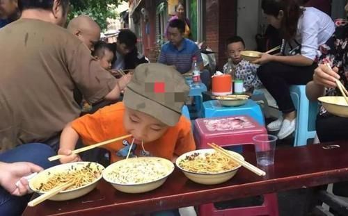 两代人|老人的这碗“毒面条”正毁掉两代人,父母要留心,别让爱涂上砒霜