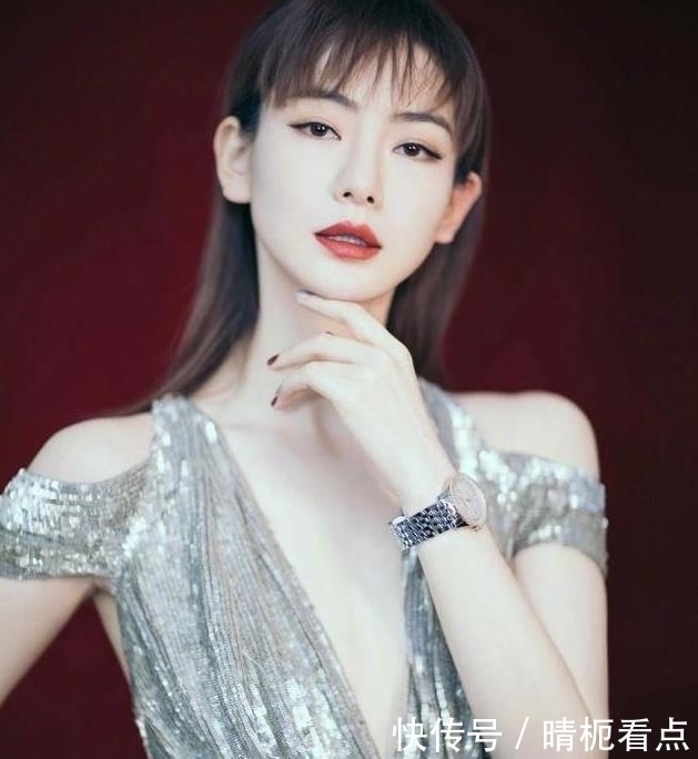 戚薇|戚薇撞衫张钧甯,两人同穿亮片“浴袍”,却输在了“漫画发型”