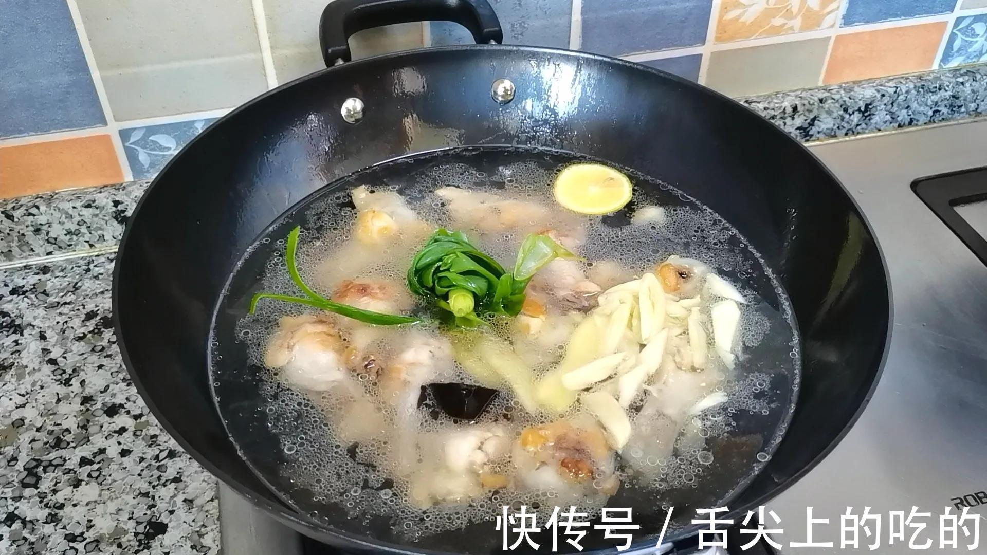 家常|翅根焖土豆,好吃到舔手指,简单的家常小炒,上桌就被抢光了