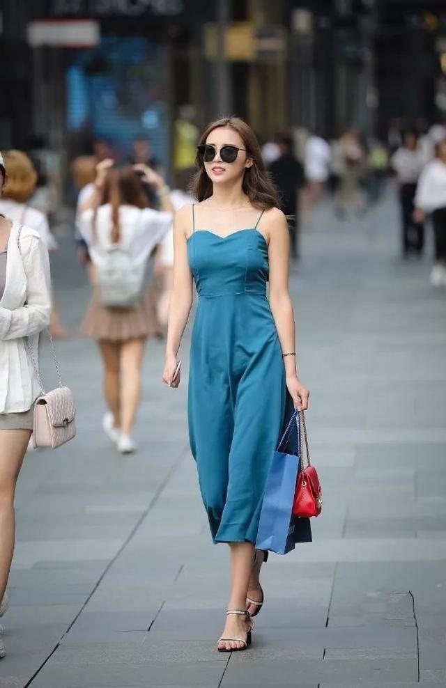 时尚穿搭,美女穿吊带款式的连衣裙,时尚满满