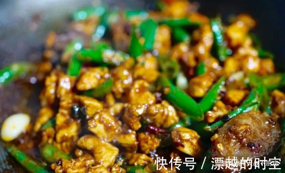 大叔炒的辣椒鸡丁,做法简单,好吃下饭,肉比外面给的多!