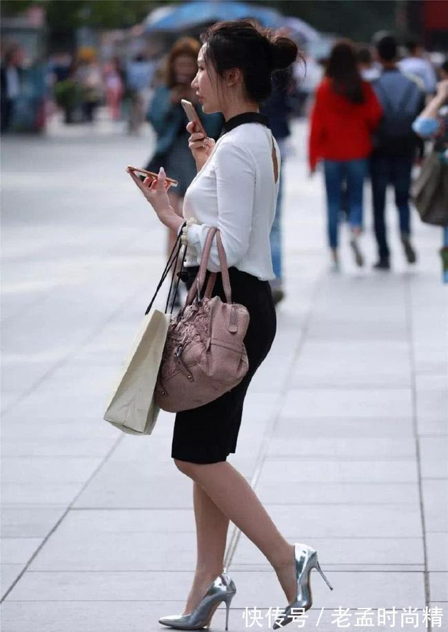 高跟鞋|美女穿搭:黑白搭配简约又时尚,丸子头更显清爽靓丽