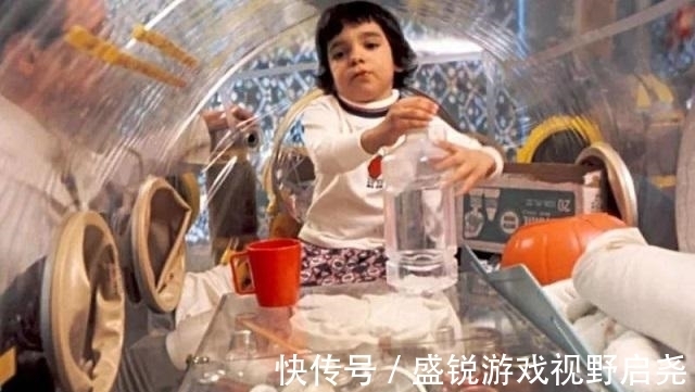 戴维|“泡泡男孩”:12岁才走出隔离罩,在死亡前才首次触摸到妈妈