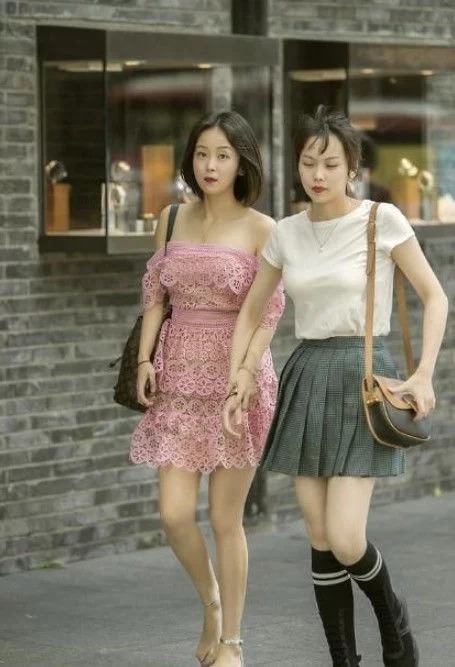 街拍:美女黑色镂空上衣配波点裙,微微一笑,明艳动人