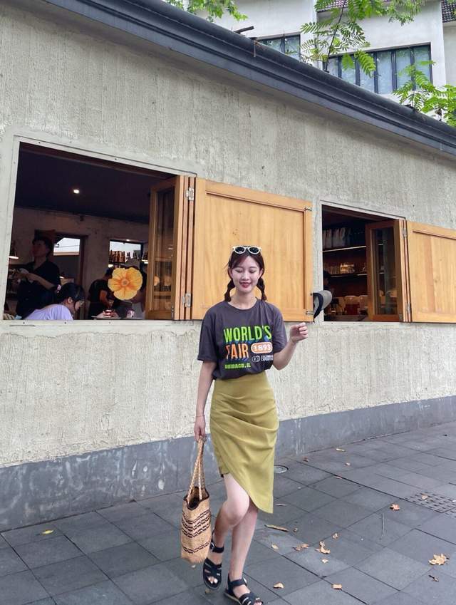 牛仔裤|想要搭配出氛围感其实很简单,条纹衫配牛仔裤简约利落,高级时髦