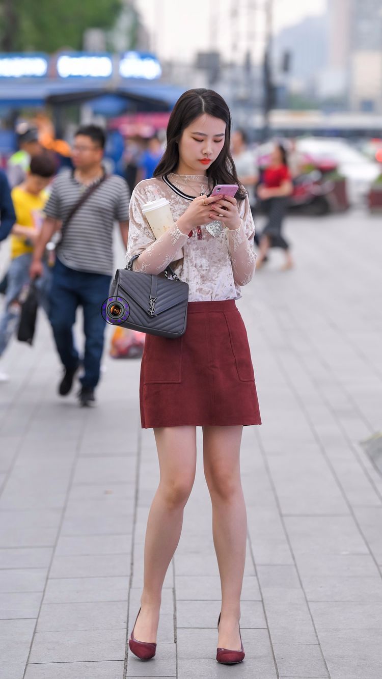 魅力|美女选择裙长不过膝盖的半身裙,还有能凸显个性魅力