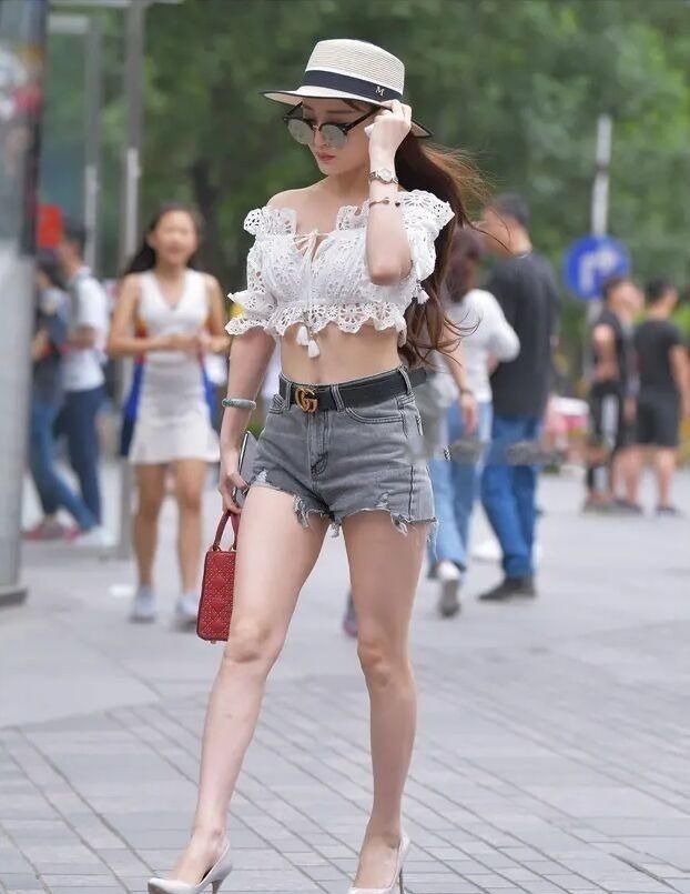 女士 “短裤T恤”又火了,中年女士这么穿,时髦显瘦又减龄
