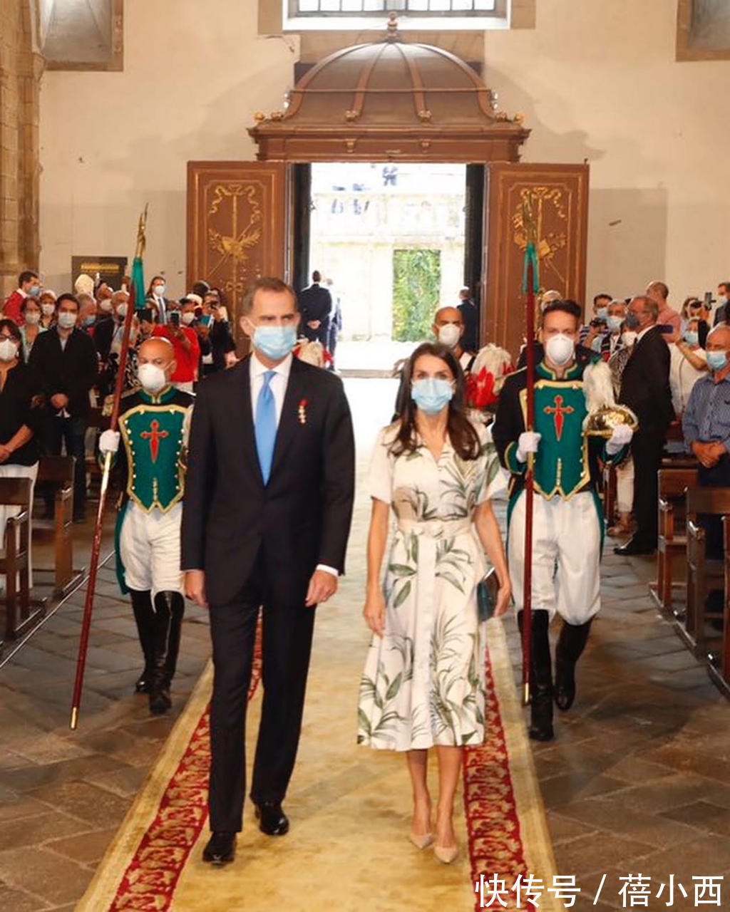 年龄|又被西班牙王后惊艳到了,穿印花连衣裙高贵优雅,好气质不惧年龄