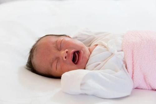 儿科医生|宝宝半夜大哭不止，新手奶爸手足无措？缓解方法看这里