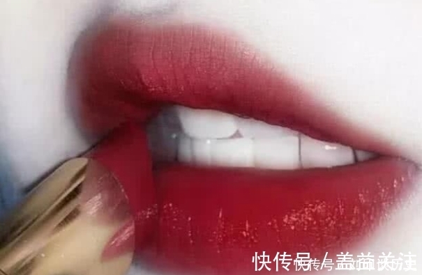 化妆达人 涂口红时千万别“直接抿”，化妆达人教你3招，既好看又“不沾杯”！