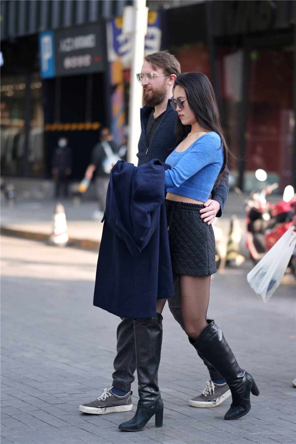 长靴|街拍:秋天小姐姐依旧黑色丝袜+长靴,上长下短还是要注意保暖哦