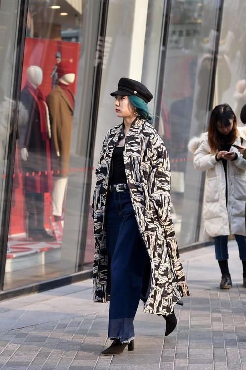 风度翩翩|美女搭配黑白涂鸦风格的风衣，在微风轻拂下，更显风度翩翩
