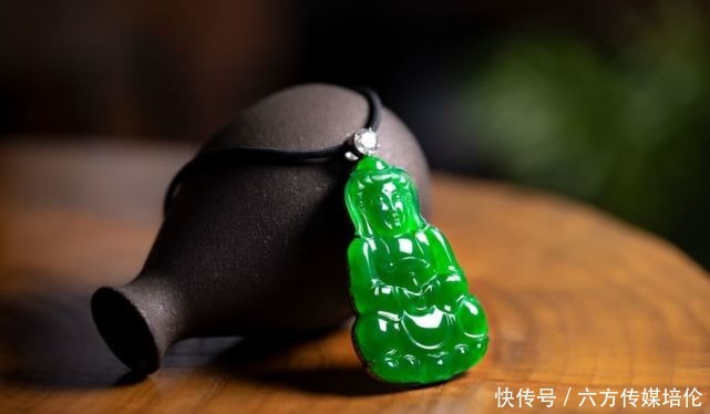 到底|挑翡翠,到底是越透越好,还是越绿越好?