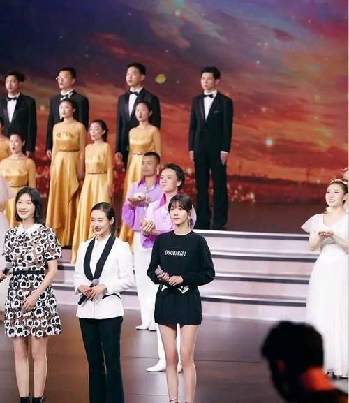 版型|女明星不得了，黑卫衣搭西装裙又美又野，不系扣子反而更时髦