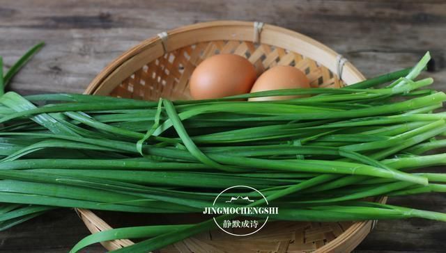  这才是韭菜盒子的传统做法，皮薄馅儿大，好吃易做，难度为零