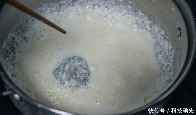 不用去外面花钱买奶茶了，这样做成本不到1块钱，好喝又健康！