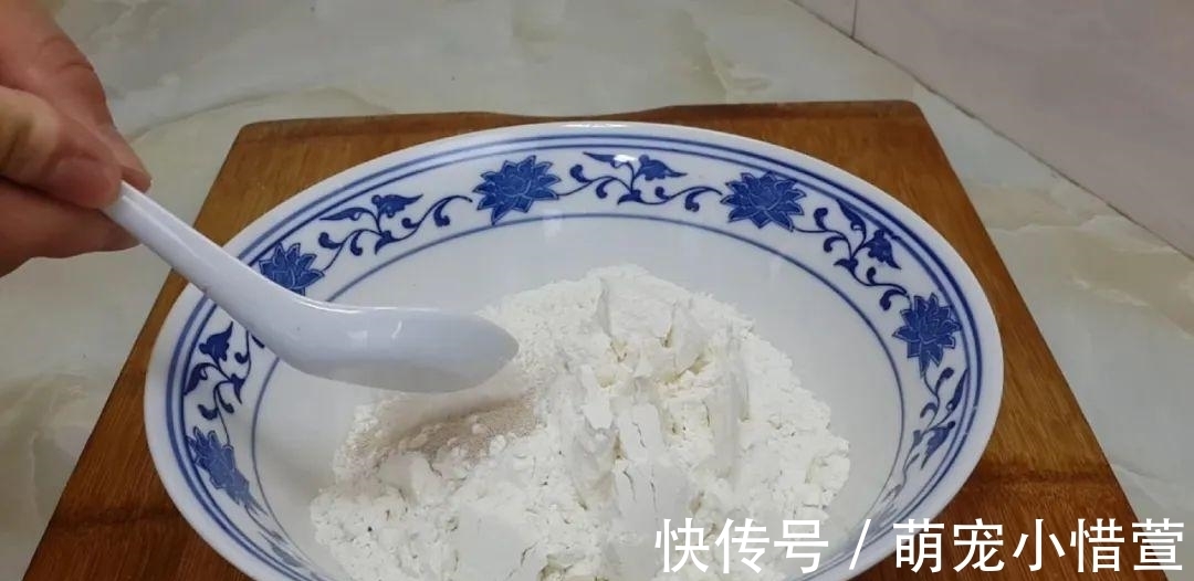 2个鸡蛋，3勺面粉，不用擀面，做出创意油炸饼，比吃油条还过瘾！