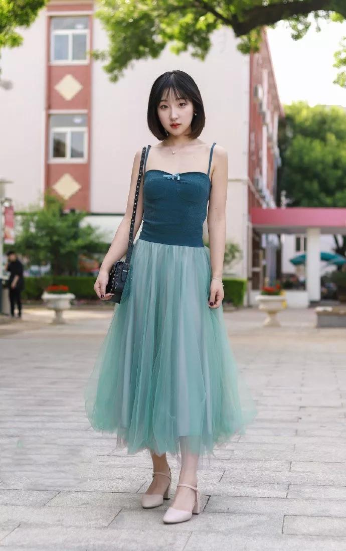 小姐姐身上穿着这件吊带的连衣裙,有着一种工装的视觉效果