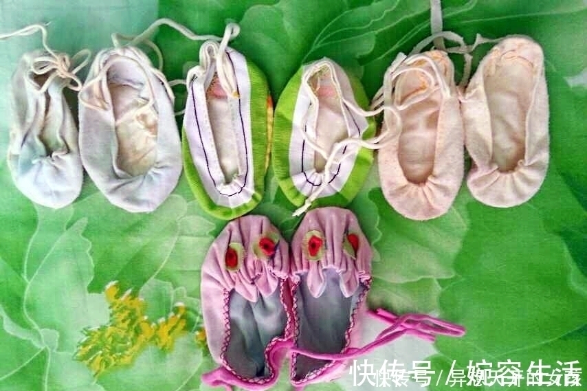 用女儿的旧衣服给她做的小鞋子,适合在家里穿