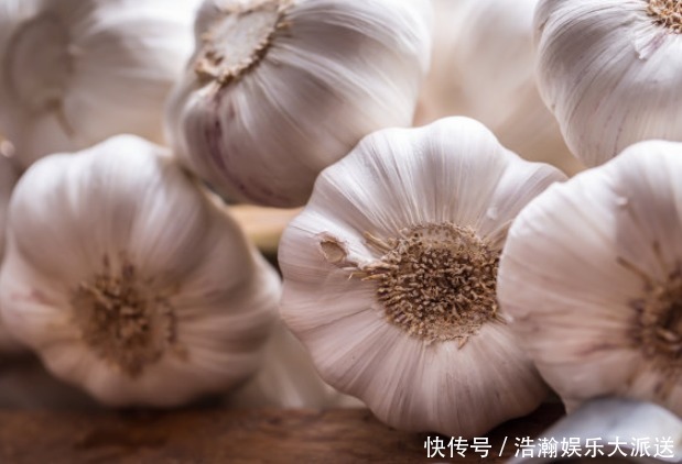睡前在枕头下放几掰大蒜，不出半月，你会收获3个喜人变化！