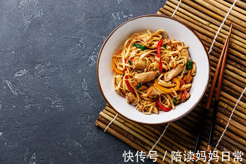 面条别再煮着吃了,试试这种新做法 ,爽滑劲道好吃到停不下来