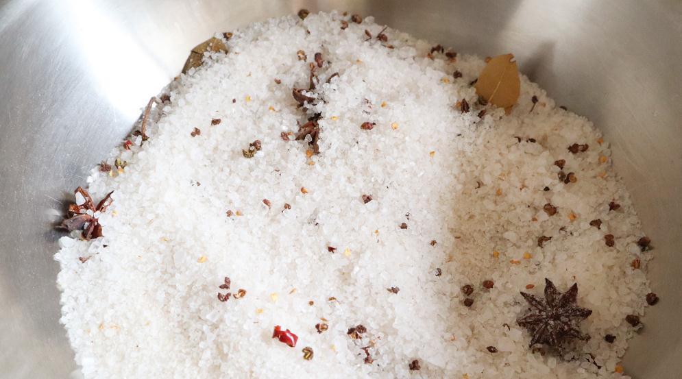 腌腊肉时,牢记这个加盐比例!腊肉做好金黄透亮,好吃不长霉!