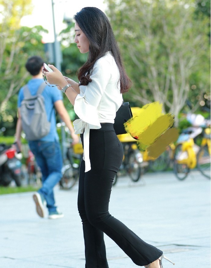 小姐姐 因为嫌裤子太紧,在裤腿开个口子,穿高跟鞋也不愁爬楼梯了