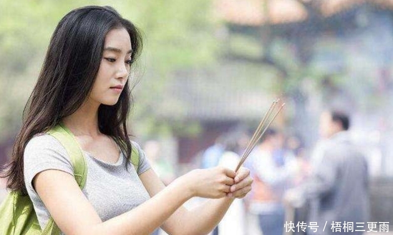 拜佛烧香时为什么只上3根？上香方式十分讲究，很少有人知道