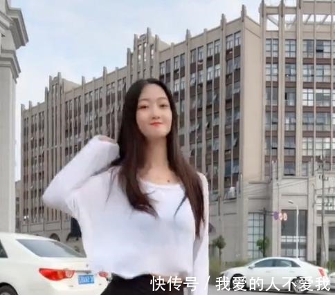 腿长 美女腿长是天然的,不是靠提高裙子就能有的