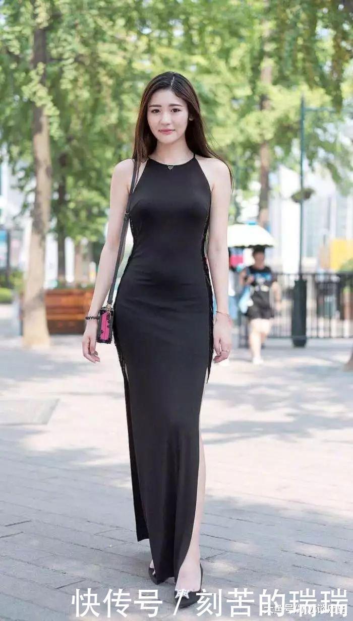 街拍粉色和黑色搭配在一起不会出错,而且色调组合也非常和谐!