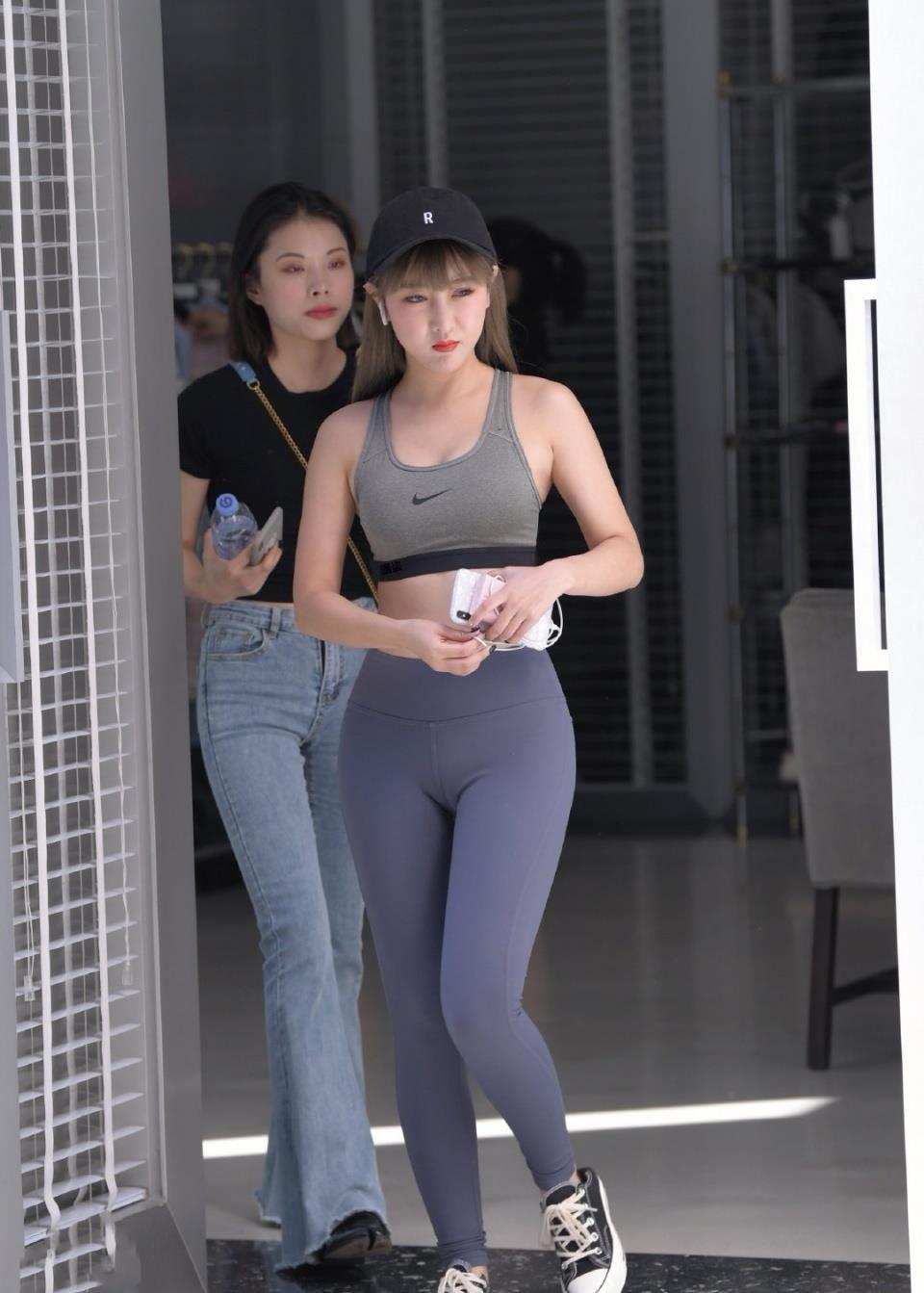 穿搭|健美裤小姐姐散发极致女人味,时尚女神魔鬼曲线