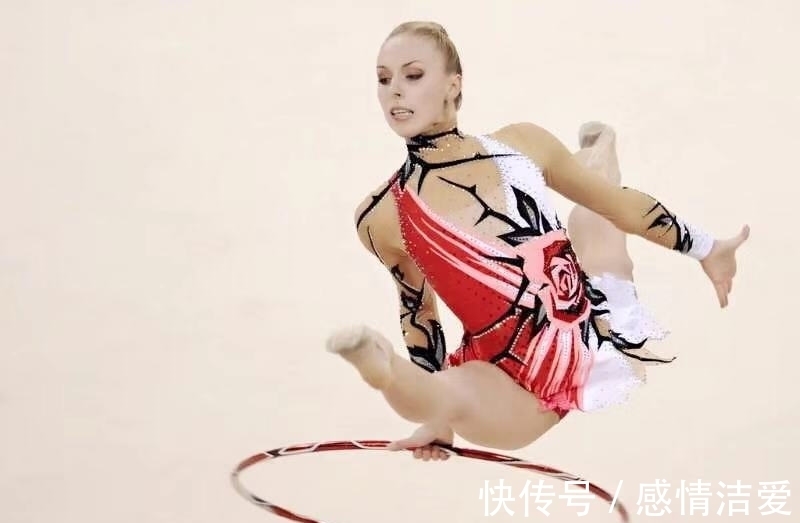 藝術(shù)體操表演的尷尬瞬間,淡定演完,心理強大!