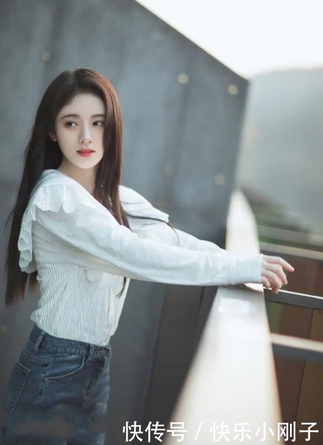 姑娘|姑娘特别潮流,下装搭配高腰牛仔裤,更显清爽