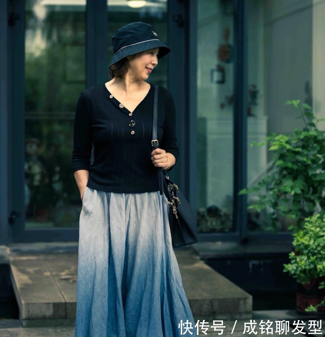 裤装|女人过了60岁别总穿裤装，显胖又不好搭配，裙装舒服时髦又显年轻