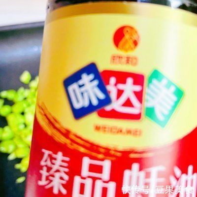夏日|两块钱搞定一道家常美食#夏日开胃餐#清蒸鲫鱼鲜红汁